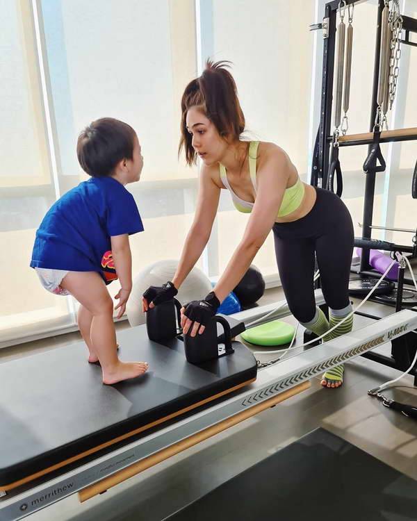 แม่ชมพู่เล่น เครื่องพิลาทิส (Pilates)